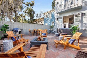 Outdoor dining - Savannah 5BR Retreat | Hot Tub | Near Forsyth (Savannah)
