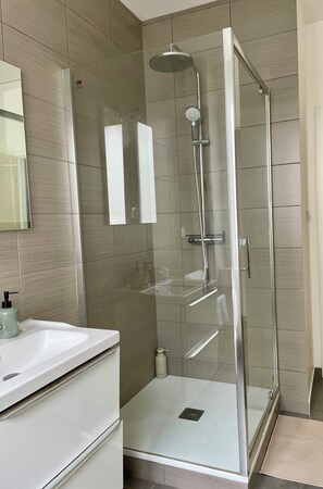 Shower, hair dryer, towels, soap - Cosy in the center of Mulhouse - Near train station (Mulhouse)