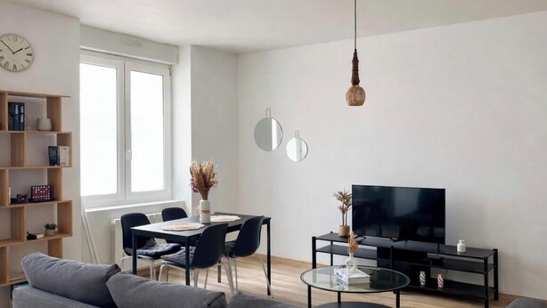 Una sala de estar moderna con un sofá, una mesa de comedor con sillas, un televisor y una estantería.