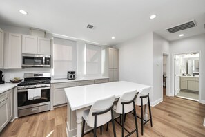 Private kitchen - Relaxing Home near IAH and Downtown Houston! (Houston)
