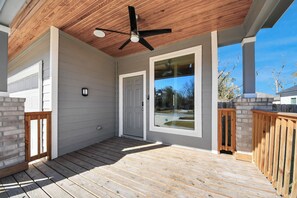 Terrace/patio - Relaxing Home near IAH and Downtown Houston! (Houston)
