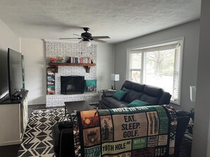 TV, fireplace -  Updated Augusta National 4bd 3ba house within a mile of the course and AC! (Augusta)