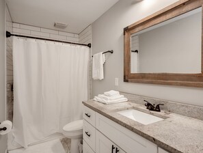 Douche, sèche-cheveux, serviettes fournies, savon