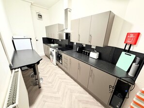 Private kitchen - Sleeps 10 Spacious for Contractors by PolkaStay (Ormskirk)