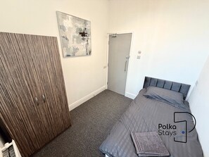 8 bedrooms, desk, iron/ironing board, WiFi - Sleeps 10 Spacious for Contractors by PolkaStay (Ormskirk)