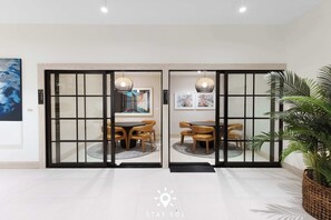 Interior - City Vibes with Spa & Gym in Sleek 1BR Retreat (Miami)