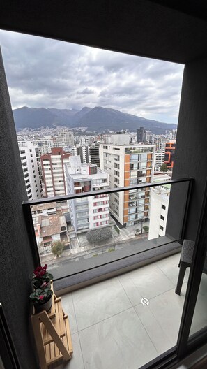 A balcony with a city view, including buildings and mountains. - Sleek Studio Suite | Panoramic Quito Views | Walk to La Carolina Park (Quito)