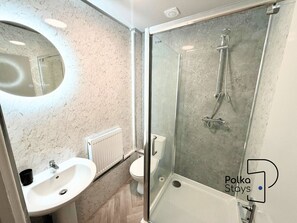 Bathroom - Spacious Ormskirk Contractor Stay by PolkaStays (Ormskirk)