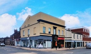 Exterior - Spacious Ormskirk Contractor Stay by PolkaStays (Ormskirk)