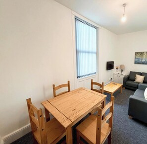 Dining - Spacious Ormskirk Contractor Stay by PolkaStays (Ormskirk)