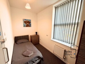 Room - Spacious Ormskirk Contractor Stay by PolkaStays (Ormskirk)