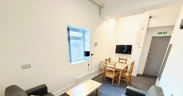 TV - Comfy Ormskirk Family Stay by PolkaStays (Ormskirk)