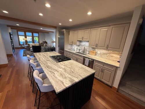 Luxury Penthouse w/Private Rooftop Deck, Designer Finishes & Garage Parking