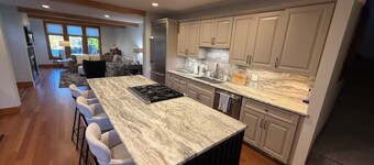 Luxury Penthouse w/Private Rooftop Deck, Designer Finishes & Garage Parking