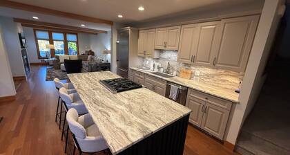 Luxury Penthouse w/Private Rooftop Deck, Designer Finishes & Garage Parking