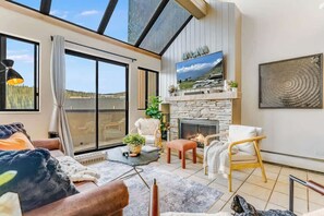 Smart TV, fireplace, video games, DVD player - Onyx Haus at Beaver Run Resort (Breckenridge)