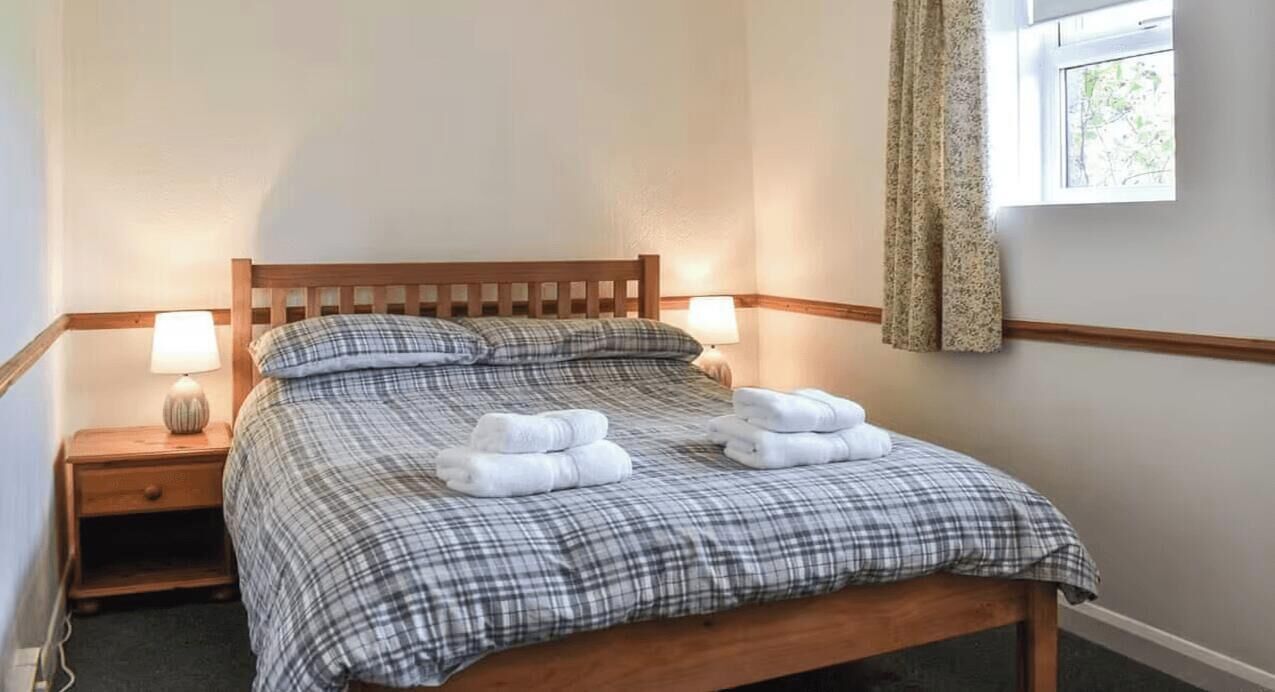2 bedrooms, desk, iron/ironing board, WiFi