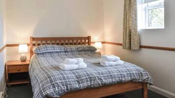 2 bedrooms, desk, iron/ironing board, WiFi