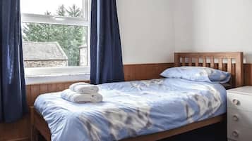 2 bedrooms, desk, iron/ironing board, WiFi