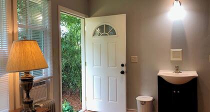 Quiet Private Studio Near Hospital & base– Perfect for Travel Nurses & military