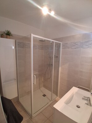 Shower, hair dryer, towels, soap - LES TERRASSES DE MORIANI SEA VIEW (San-Nicolao)
