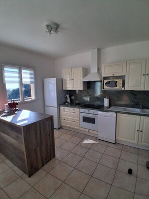 Private kitchen - LES TERRASSES DE MORIANI SEA VIEW (San-Nicolao)