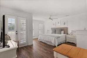 4 bedrooms, iron/ironing board, travel cot, free WiFi - NEW! Large home near beach! Golf Cart Included! (St Simons Island)