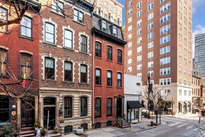 Exterior - Rittenhouse Gem Luxe 2BD 2.5BA Near the Square (Philadelphia)