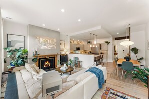 Living area - Rittenhouse Gem Luxe 2BD 2.5BA Near the Square (Philadelphia)