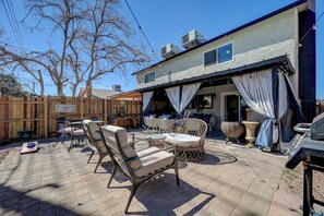 Outdoor dining - Travelers Dream Home, 4bd Spacious + Backyard + Games (Las Vegas)