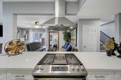 Travelers Dream, 4bd Spacious + Cornhole + Free Uber Airport Pickup
