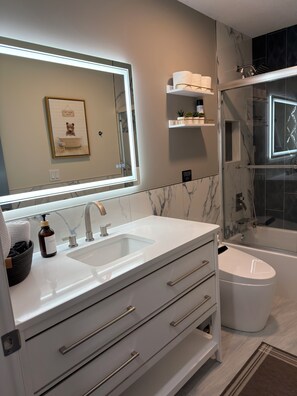 Hair dryer, towels, soap, toilet paper - Enjoy a relaxing stay in this luxury, centrally located, fully renovated home. (Gahanna)