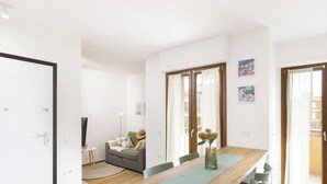 Un appartement moderne comprenant un coin repas, une cuisine et un salon.