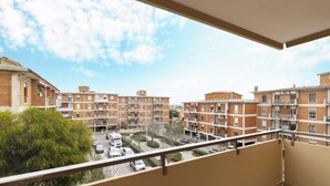 Un immeuble résidentiel doté de nombreux balcons et offrant une vue dégagée sur les environs.
