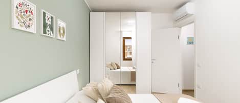 1 bedroom, in-room safe, iron/ironing board, free WiFi