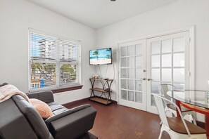 Appartement, 2 chambres, non-fumeur, balcon | Aire de séjour | Téléviseur connecté de 54 po avec télévision par câble, Netflix