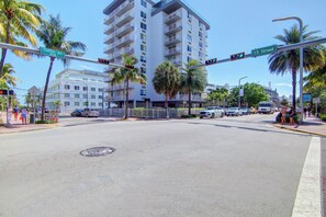 Une intersection avec des feux de signalisation et des palmiers.