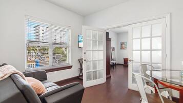 Apartment, 2 Schlafzimmer, Nichtraucher, Balkon | Wohnbereich