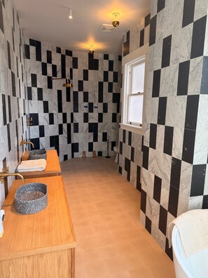 Towels, soap, toilet paper - Marvelous 7-bedroom Avant Garde Estate in Hot Springs (Hot Springs)