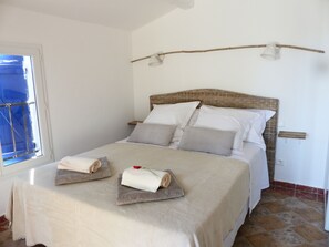 4 bedrooms, iron/ironing board, WiFi, bed sheets - Beautiful family villa on the heights of Cogolin with sea view. (Cogolin)