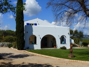 Exterior - Beautiful family villa on the heights of Cogolin with sea view. (Cogolin)
