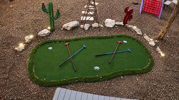 Un parcours de mini-golf doté d’un green, de deux trous et d’un aménagement paysager environnant.