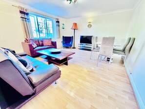 Smart TV, books - Modern Ground floor 2BR family Apartment with Garden, Wimbledon Tennis Stay (London)
