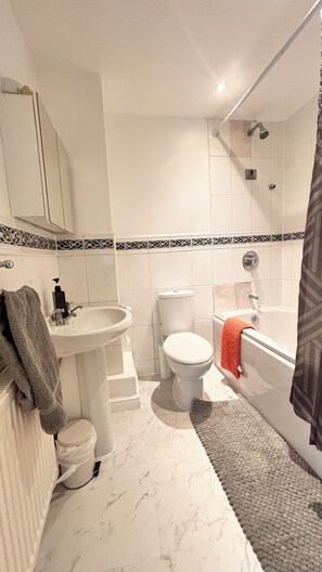Hair dryer, towels, soap, shampoo - Modern Ground floor 2BR family Apartment with Garden, Wimbledon Tennis Stay (London)