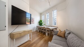 Smart TV - The Barkly Scene with Rooftop Retreat (St Kilda)