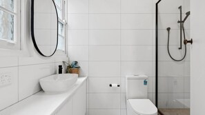 Shower, hair dryer, towels - The Barkly Scene with Rooftop Retreat (St Kilda)