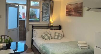 Cosy Cambridge Studio by Miller Residence - Walk to Addenbrookes, Near Centre