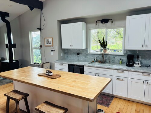 Soothing 1-bedroom farmhouse with AC in charming Petaluma
