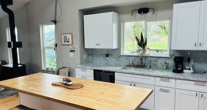 Soothing 1-bedroom farmhouse with AC in charming Petaluma