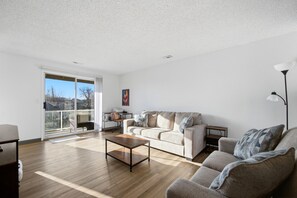 Living area - 2 Bed, 1 Bath-sleeps 6, pets allowed-Central Location in Cul de Sac (Kennewick)